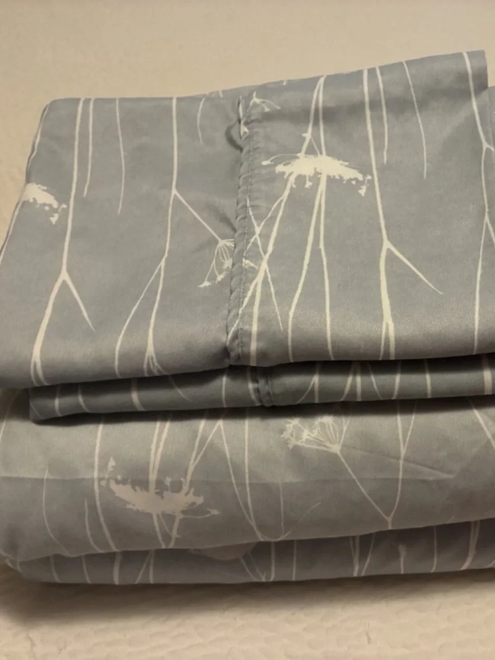sea foam print.Queen-size sheet set - 2 pillows, one flat, one fitted sheet